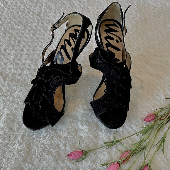 EUC Wild Rose Ruffled Heels - Picture 1 of 7